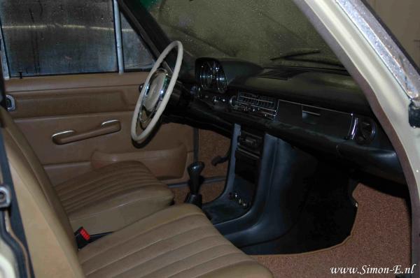 Taxatie Klassieker Mercedes W115 220D 1973 2 IA.jpg
