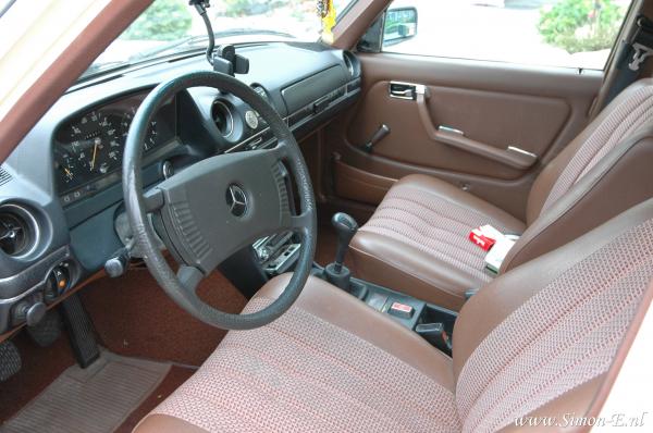 Taxatie Klassieker Mercedes W123 250 1977 2 IA.JPG